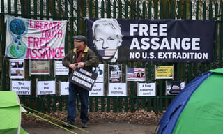 En la imagen activistas a favor de Assange denuncian complot de EUA por la extradición y piden su liberación.