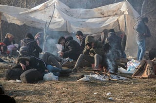 Migrantes aguardan la apertura de la frontera con Grecia. (EFE) 