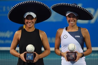 La mexicana Giuliana Olmos (d) y Desirae Krawczyk besan el trofeo que las acredita como campeonas.