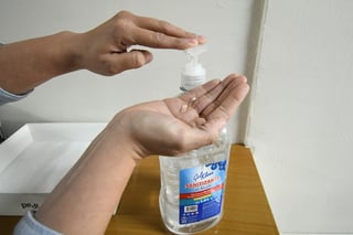 Entre las principales recomendaciones está lavar las manos con jabón y utilizar gel antibacterial. (EL SIGLO DE TORREÓN) 