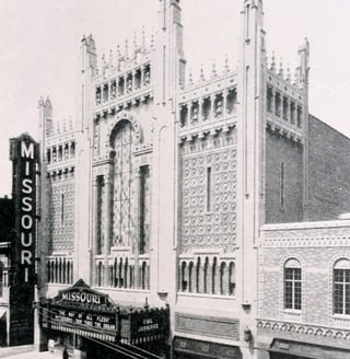 El Teatro Missouri abrió sus puertas el 25 de julio de 1927 y reflejaba las tendencias que prevalecían en aquella década.