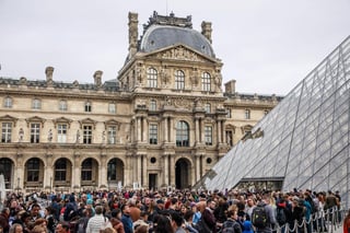 El Museo parisino del Louvre no abrió este domingo sus puertas porque sus empleados, preocupados por la epidemia de coronavirus, se acogieron a su derecho de no trabajar ante una situación de peligro. (ARCHIVO)