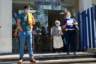 Los mexicanos afrontan los primeros casos de coronavirus con el recuerdo de la pandemia que los sacudió hace una década, cuando la influenza AH1N1 causó en el país más de 8,000 muertes en 2009, casi la mitad de las 18,337 registradas en todo el mundo. (ARCHIVO)