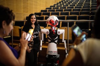 Encabezados por la Premio Nobel de la Paz, Jody Williams, un grupo de activistas integrantes de 'La campaña para Detener a los Robots Asesinos' pidieron en Buenos Aires la prohibición a nivel global de este tipo de armas cibernéticas. (ARCHIVO) 