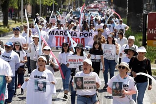 Integrantes de la familia LeBarón participan en una protesta, acompañados por familiares de víctimas de violencia exigiendo justicia y paz ante los niveles de inseguridad. (EFE)