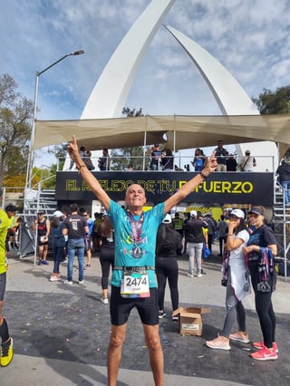 Originario de San Juan del Río, Querétaro, don Joaquín lleva 110 maratones recorridos, todos ellos dedicados a su hija fallecida. (IVÁN CORPUS)