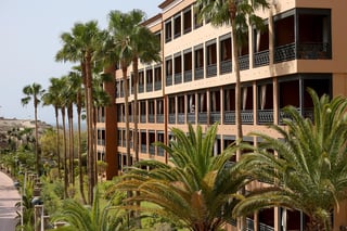 Las autoridades sanitarias de Canarias, archipiélago atlántico al que pertenece Tenerife, informaron este lunes de que 148 personas de los más de 723 clientes de 25 nacionalidades que estaban alojados en el hotel ha abandonado ya el complejo. (ARCHIVO)