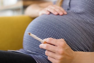 Abandonar el consumo de tabaco durante el primer trimestre del embarazo podría no ser suficiente para proteger la salud del bebé. (ARCHIVO) 