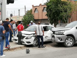 Se registró un fuerte accidente en el cruce de la calzada Cuauhtémoc y avenida Corregidora en el sector Centro de Torreón, no se reportaron lesionados. (EL SIGLO DE TORREÓN)