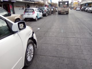 Daños por 13 mil pesos dejó un accidente registrado en el sector centro de Torreón, en el que participó una unidad de Simas municipal y el conductor de una camioneta particular. (EL SIGLO DE TORREÓN)