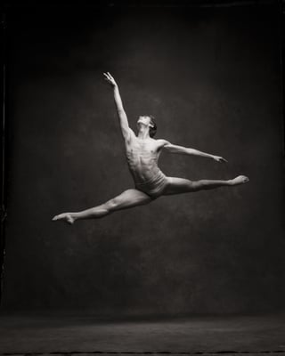 Experiencia. Es un artista y bailarín de danza clásica, ganador del prestigioso Prix de Lausanne en 2009. (FUENTE: NYC DANCE PROJECT)
