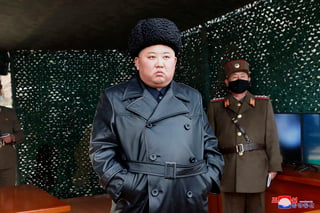 El líder norcoreano, Kim Jong-un, supervisó el lanzamiento de los misiles. (AP) 