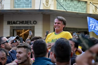 Fotografía de septiembre del 2018 cuando el entonces candidato Jair Bolsonaro fue atacado con un arma blanca en su campaña. (EFE)
