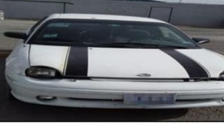 El vehículo robado es un Dodge Neón de color blanco con franjas negras, el cual fue llevado a los patios de la Vicefiscalía. (EL SIGLO DE TORREÓN)