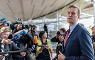 El líder opositor ruso Alexéi Navalni denunció hoy que las autoridades rusas han bloqueado las cuentas y tarjetas bancarias no solo de él, sino también de su esposa, sus padres, sus dos hijos y de sus colaboradores más estrechos y sus familias por un monto de 75 millones de rublos (1 millón de euros). (ARCHIVO)
