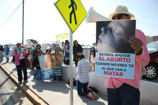 Como una manera de protestar para que los diputados sonorenses no legislen en materia de la legalización del aborto, mujeres de la capital de Sonora realizan una cadena de oración en la sede del Poder Legislativo. (ARCHIVO)