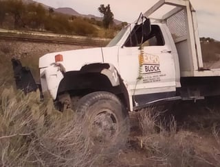 Un hombre de 39 años de edad resultó lesionado luego de que el camión que conducía sufrió una volcadura en la zona rural de ciudad Lerdo, Durango. (EL SIGLO DE TORREÓN)