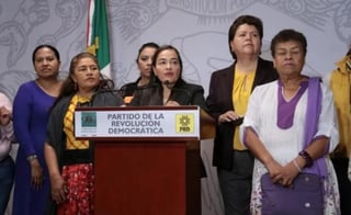 En rueda de prensa y acompañada por Martha Dalia Gastélum y María de los Ángeles Sánchez Lira, integrantes de la Organización Nacional de Mujeres del PRD, anunciaron las acciones de ese partido para denunciar la violencia de género. (EL UNIVERSAL)
