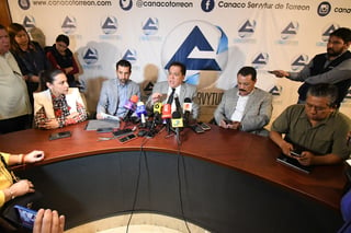 El fiscal general del estado, Gerardo Márquez Guevara, encabezó la reunión del Plan Regional de Seguridad Ciudadana en las instalaciones de la Cámara Nacional de Comercio en Torreón, donde presentó las cifras de robos en el municipio. (FERNANDO COMPEÁN)
