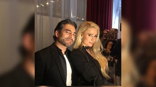 El comediante mexicano publicó una fotografía en la que aparece junto a la socialité, Paris Hilton. (ESPECIAL)
