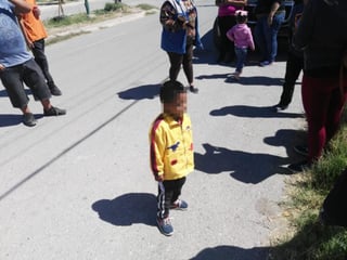 Autoridades aseguran a menor que deambulaba por calles del sector Oriente de Torreón, a pesar de que los agentes permanecieron una hora en el área, la familia del pequeño jamás apareció. (EL SIGLO DE TORREÓN)