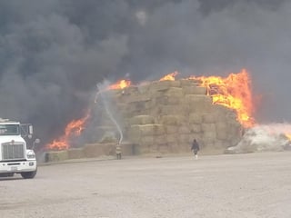 Los Bomberos también acudieron a un establo ubicado en la zona rural para sofocar un incendio que afectó varias toneladas de pacas de alimento para ganado. (EL SIGLO DE TORREÓN)