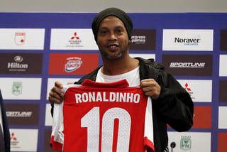 Medios paraguayos informaron que la documentación fue encontrada en la habitación que ocupa Ronaldinho, siendo investigada por los cuerpos policíacos. (ARCHIVO)