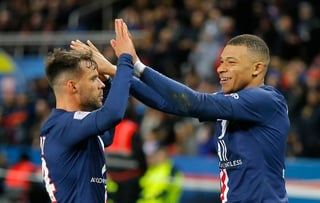 Kylian Mbappé (d) anotó tres tantos en la goleada del PSG 5-1 sobre Olympique Lyon, para avanzar a la final de la Copa de Francia. (AP)
