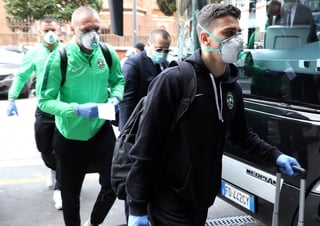 Jugadores del Ludogorets llegan con mascarillas a su hotel en Milán, previo al juego contra el Inter en la Liga Europa, el cual se celebró a puerta cerrada por el coronavirus. (EFE)