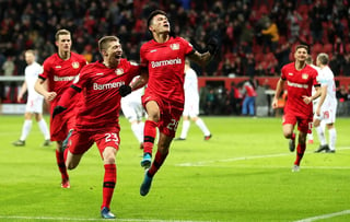 Charles Aranguiz (d) celebra tras marcar un tanto, en la victoria del Bayer Leverkusen 3-1 sobre Union Berlín, en la Copa Alemana. (EFE)