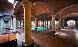 Albercas de aguas termales al estilo de la arquitectura romana. (ESPECIAL)