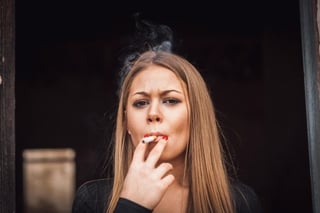 El humo de cigarro de tercera mano puede adherirse al cuerpo y la ropa de un fumador y liberarse en entornos donde nunca antes se ha fumado. (ARCHIVO) 
