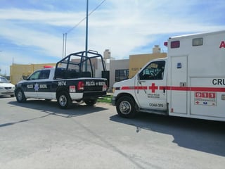 Hasta el lugar arribaron agentes de la Policía Municipal, de la Unidad Especializada en Atención a Víctimas, así como paramédicos de la Cruz Roja. (EL SIGLO DE TORREÓN)