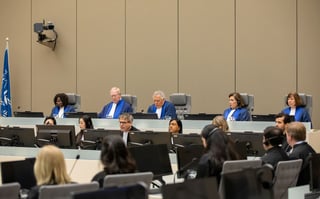 En la fotografía, los jueces que han llevado a cabo la investigación sobre los crímenes de guerra. (ARCHIVO) 