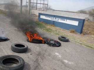 Los manifestantes que acudieron a la Vicefiscalía quemaron llantas a la entrada del edificio. (EL SIGLO DE TORREÓN)