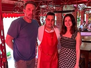 Foto del recuerdo. Ben Affleck y Ana de Armas posaron junto a un empleado de un restaurante de comida italiana en La Habana. (ESPECIAL)