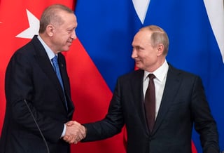 Los presidentes Recep Tayyip Erdogan (i), de Turquía, y Vladimir Putin (d), de Rusia, tras el acuerdo de alto el fuego. (EFE) 