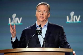 El comisionado de la NFL, Roger Goodell, responde a preguntas durante una rueda de prensa previa al pasado Super Bowl. (Archivo)