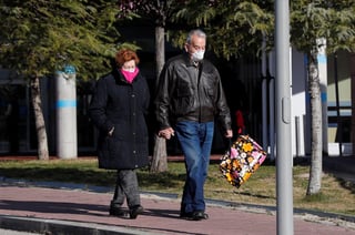 Un anciano de 91 años, que falleció en un hospital de Madrid con patologías previas, se convirtió este viernes en la sexta víctima mortal del coronavirus en España. (ARCHIVO) 