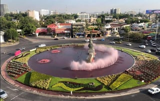 La madrugada de este sábado el agua de la fuente que rodea la escultura de La Minerva fue teñida de rojo en protesta por la violencia contra las mujeres. (REDES SOCIALES)
