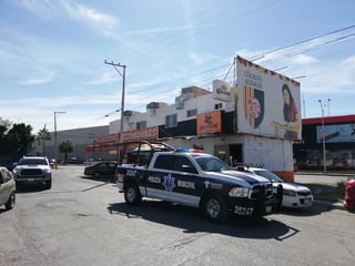 Clientes de bar de Torreón protagonizan riña; cuatro de ellos fueron detenidos por los agentes municipales. (EL SIGLO DE TORREÓN)