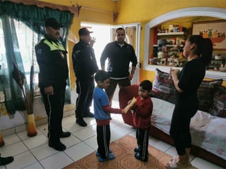 Elementos de la Dirección de Tránsito y Vialidad de Gómez Palacio le entregaron un donativo de 8 mil pesos a la familia Gurrola. (EL SIGLO DE TORREÓN)