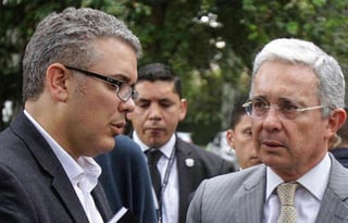 El presidente Iván Duque (i) y el expresidente Álvaro Uribe, acusados de compra de votos. (ARCHIVO) 