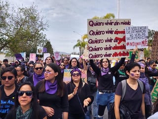 Los distintos colectivos feministas de la Laguna, partieron de la Plaza de Armas de Ciudad Lerdo en punto de las 10 de la mañana, dirigiéndose por la avenida Francisco I. Madero hacia el bulevar Miguel Alemán. (VERÓNICA RIVERA)