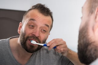 Cepillarse los dientes tres veces al día podría reducir en hasta ocho por ciento el riesgo de desarrollar diabetes. (ARCHIVO) 