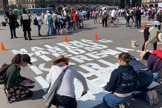 Al pie del asta bandera en el Zócalo de la Ciudad de México un grupo de mujeres comenzaron a pintar con gis los nombres de otras mujeres que han sido asesinadas en el país, poco a poco otras mujeres llegan dispuestas a participar. (EL UNIVERSAL)