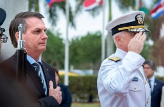 El presidente de Brasil, Jair Bolsonaro (i), asistió este domingo en Miami a la firma de un acuerdo militar con Estados Unidos. (EFE) 