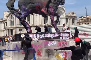 La estatua de Madero en Bellas Artes fue otra de las obras que resultó vandalizada por encapuchadas. (CAPTURA DE PANTALLA)