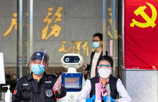 Una de las prioridades del Gobierno chino ahora es 'protegerse contra la importación' de contagios desde otros países tras los casos de COVID-19 detectados en otras partes del mundo. (EFE)

