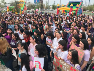 
Más de alrededor de 500 mujeres marcharon este domingo 8 de marzo (M8), en el marco del Día Internacional de la Mujer, como protesta contra los feminicidios y delitos de género. (EL SIGLO COAHUILA)